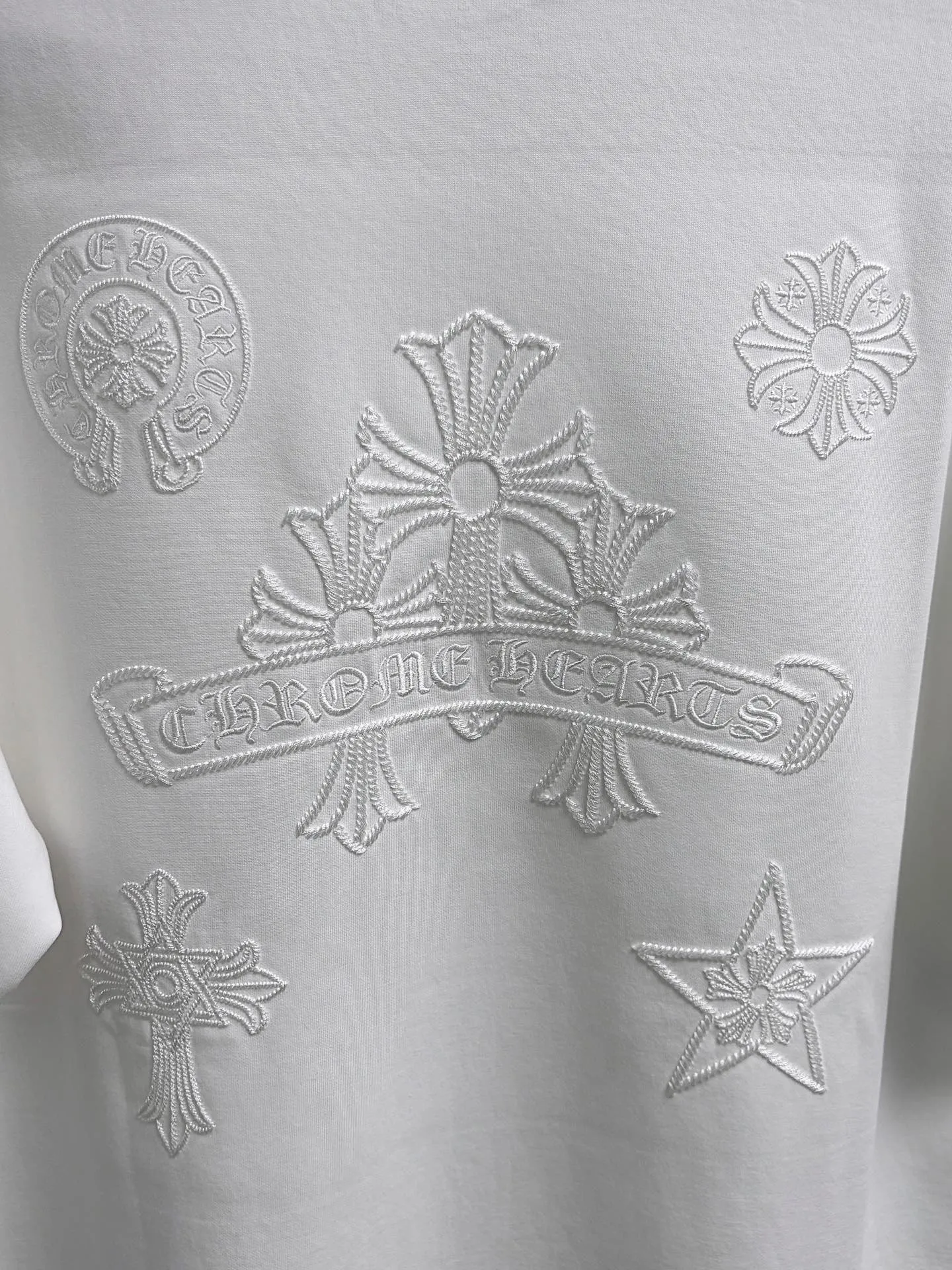 P190 Chrome Hearts* 2꯭0꯭2꯭5 new autumn and winter style ❤️ Original ⌚️ high version Chrome Hearts The fabric is made of 320 grams of high-density modal long-staple cotton. It does not deform or shrink. Process introduction: double thread movement. Chest. The back panel uses overlapping embroidery🪡 process➕the back panel towel rope embroidery process. Color: White SIZE: M-3XL